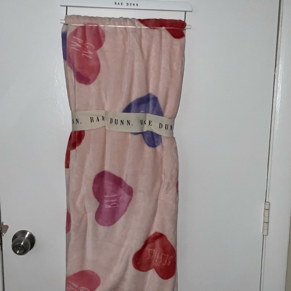 Rae Dunn Conversational Hearts Valentine’s Day Blanket / Throw - Picture 10 of 12